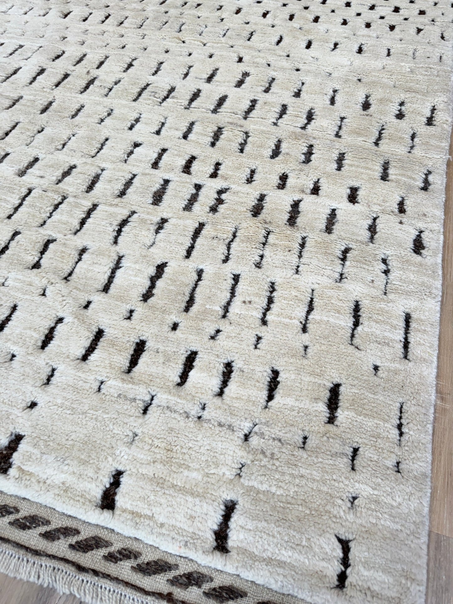 Moroccan Style 5'0"x6'10" Area Rug