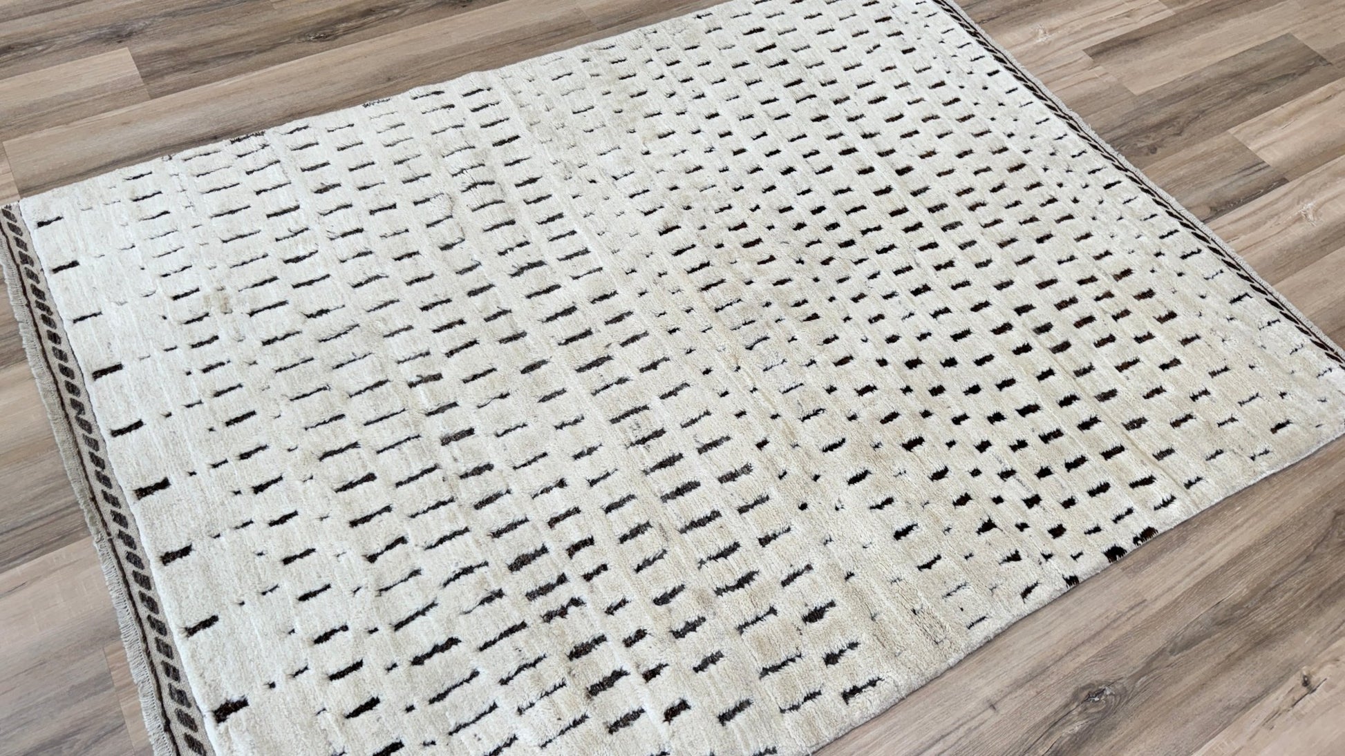 Moroccan Style 5'0"x6'10" Area Rug