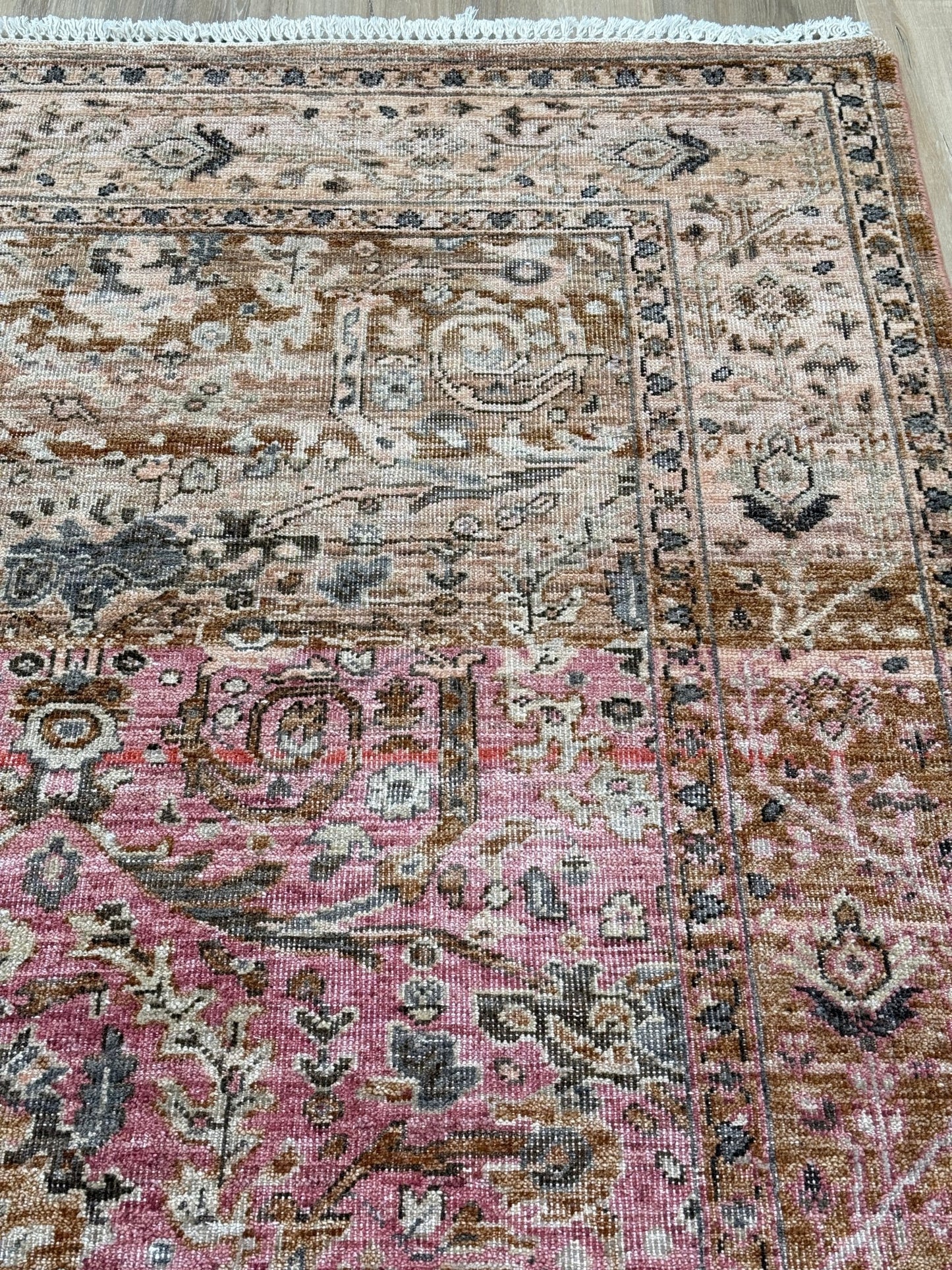 Vintage Look Agra 4'0"x6'0" Area Rug