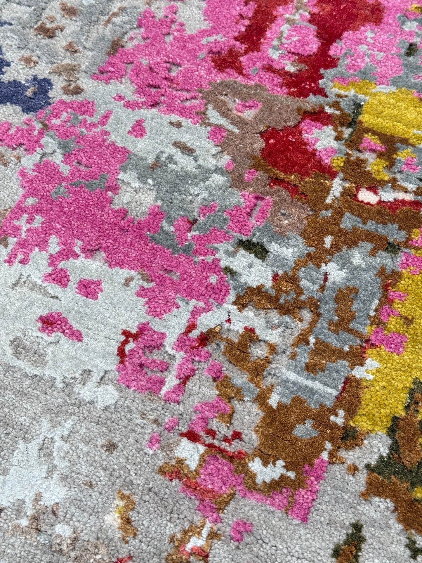 Abstract Modern 4'1"x6'1" Area Rug