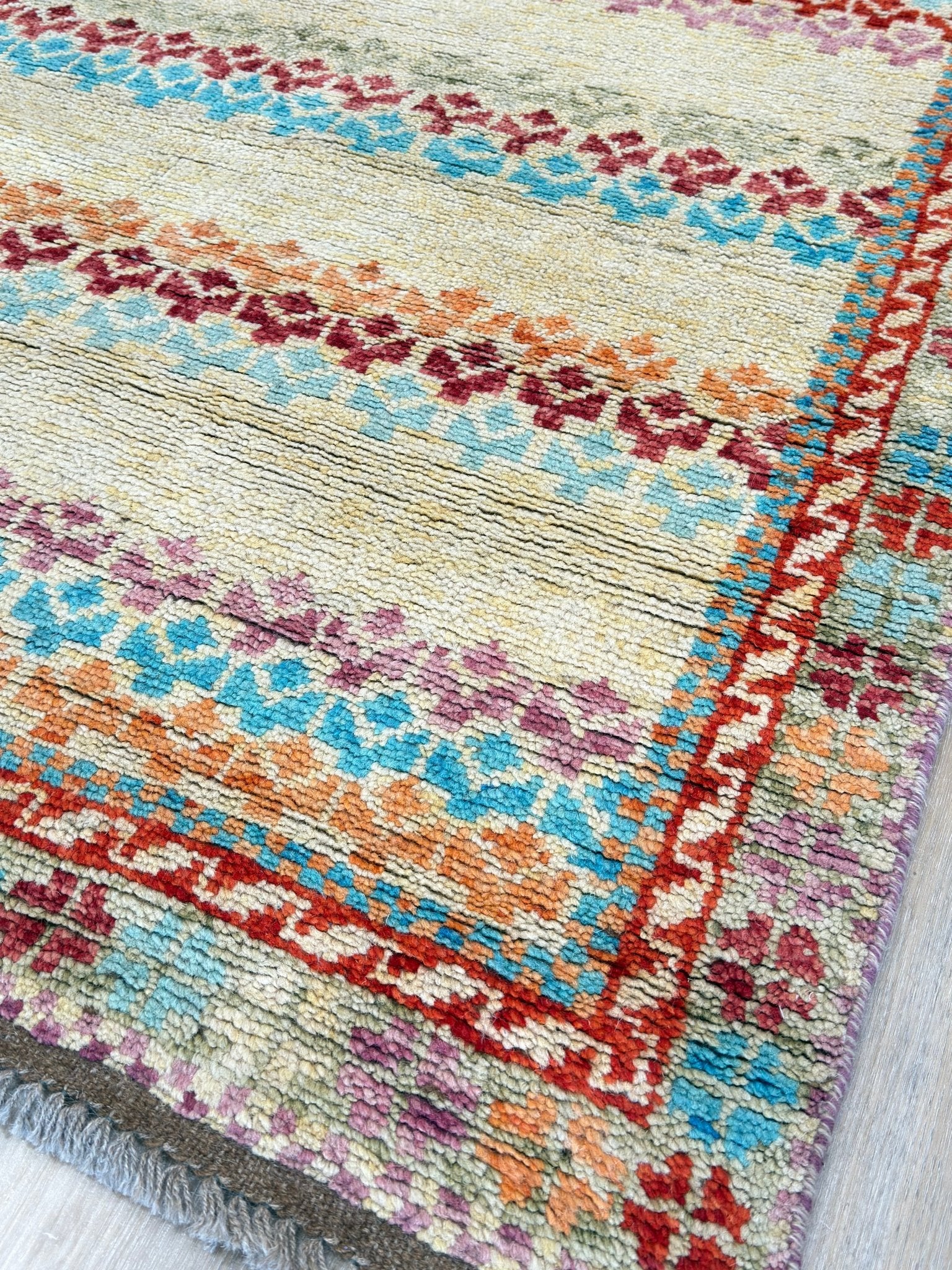 Tribal Style 4'2"x6'0" Area Rug