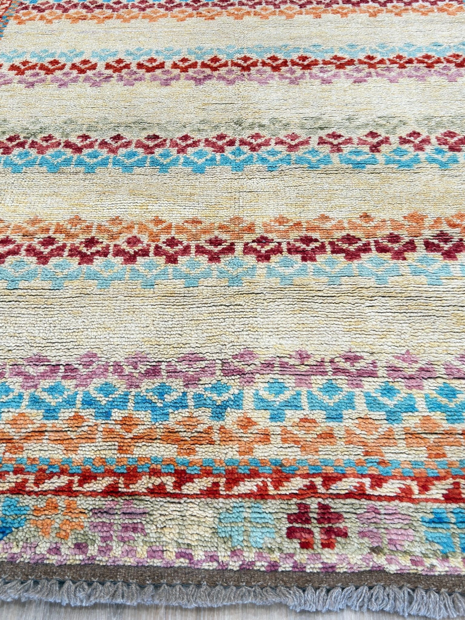 Tribal Style 4'2"x6'0" Area Rug