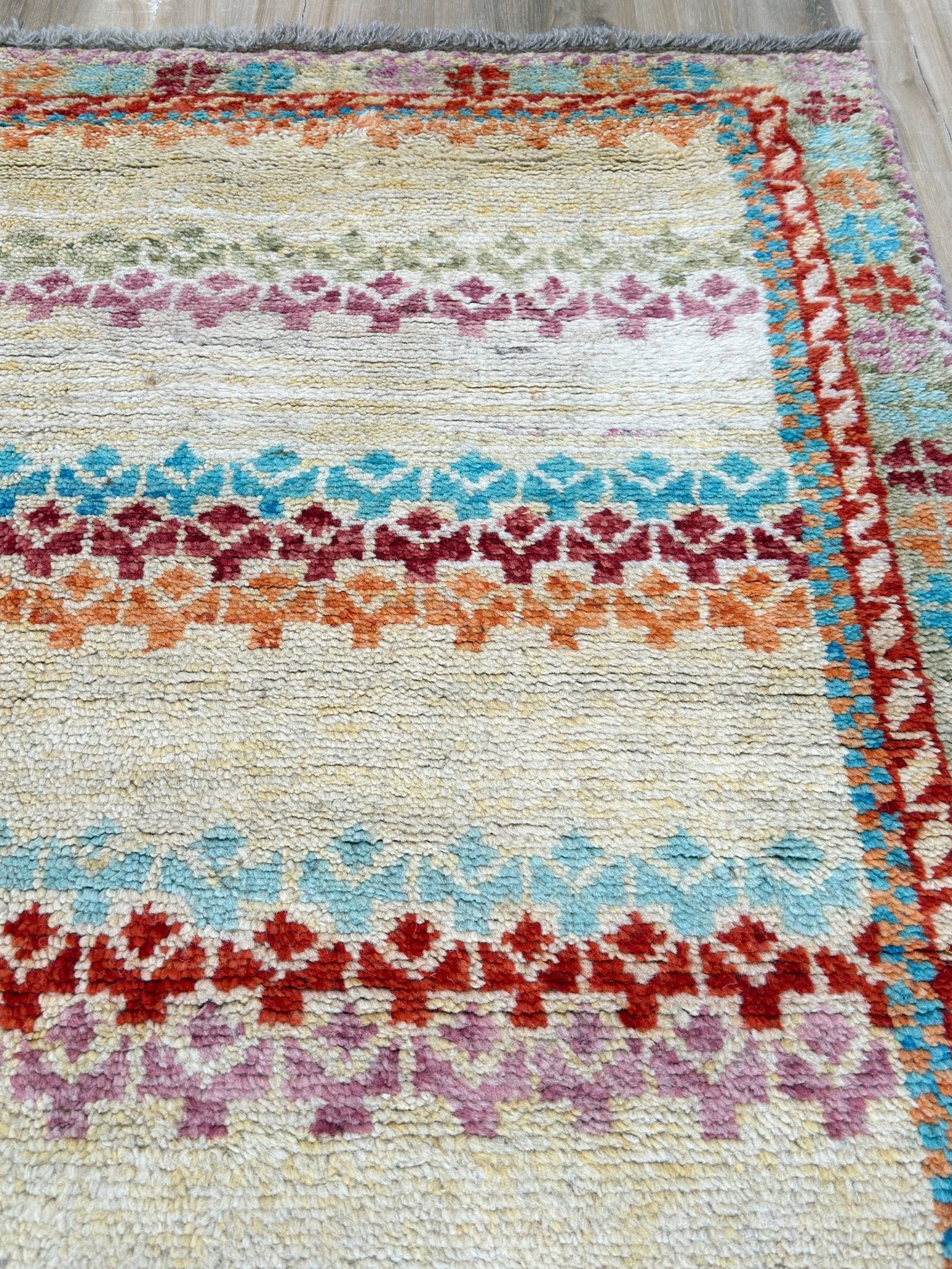 Tribal Style 4'2"x6'0" Area Rug