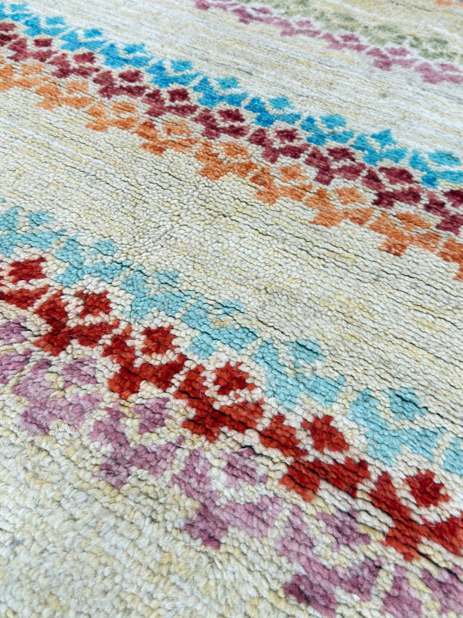 Tribal Style 4'2"x6'0" Area Rug