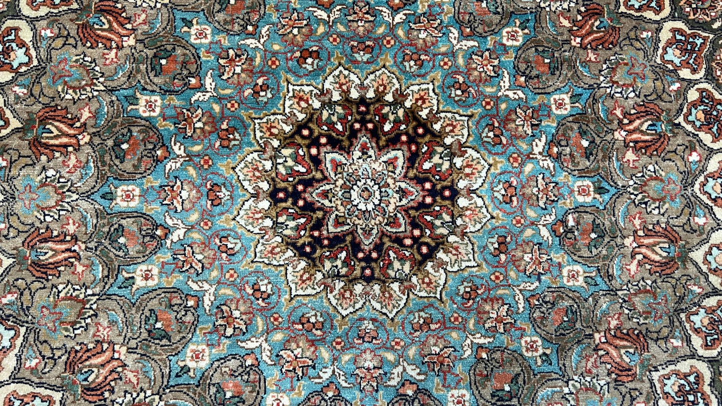 Traditional Tabriz 4'1"x6'1" Area Rug