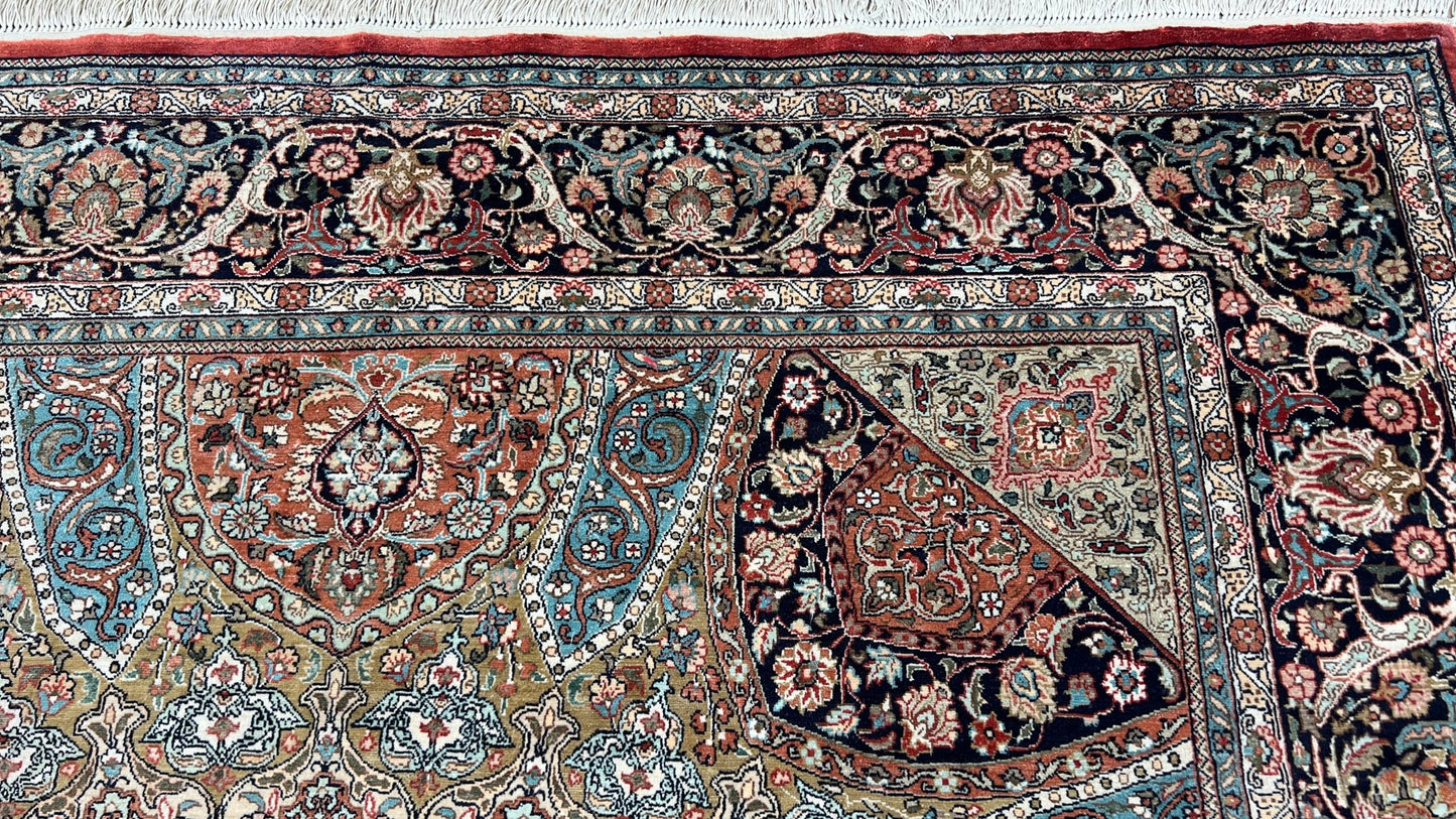 Traditional Tabriz 4'1"x6'1" Area Rug
