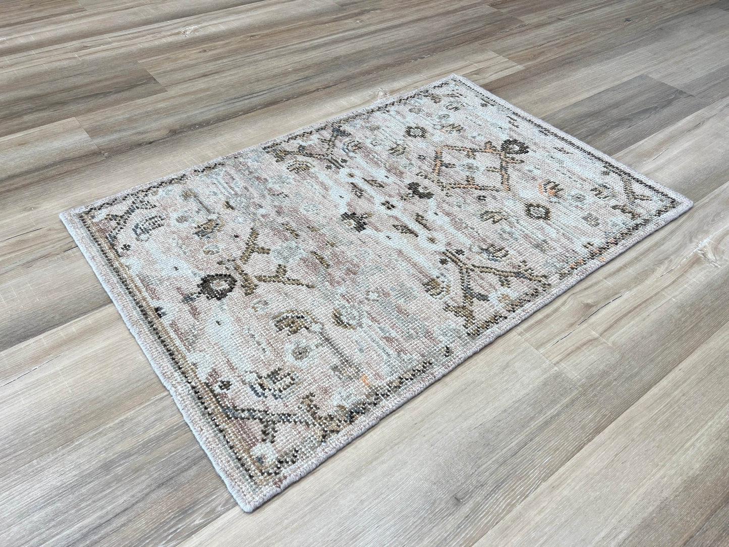 Vintage Look Agra 2'x3' Area Rug