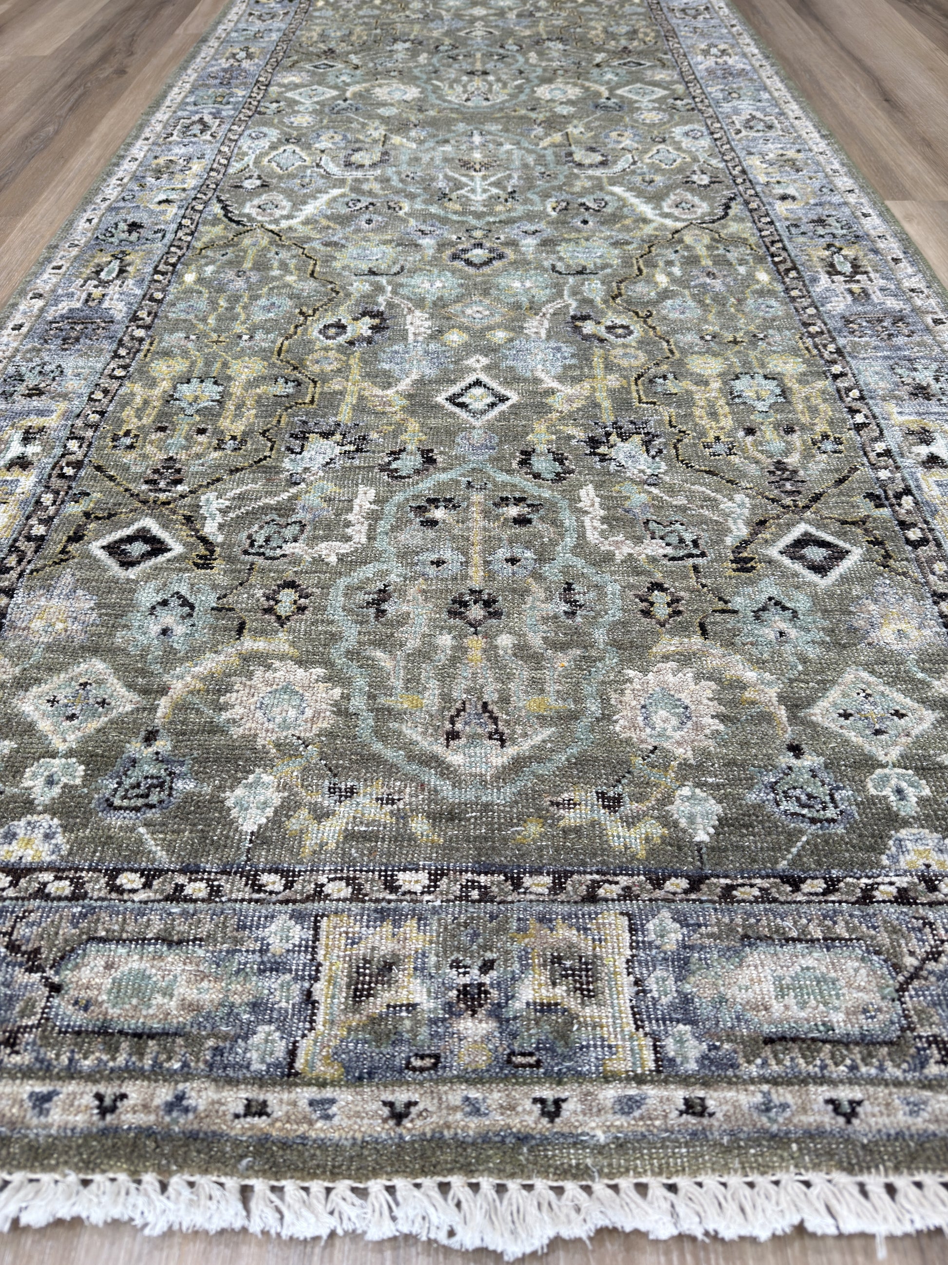 Vintage Look Agra 3'1"x10'0" Area Rug