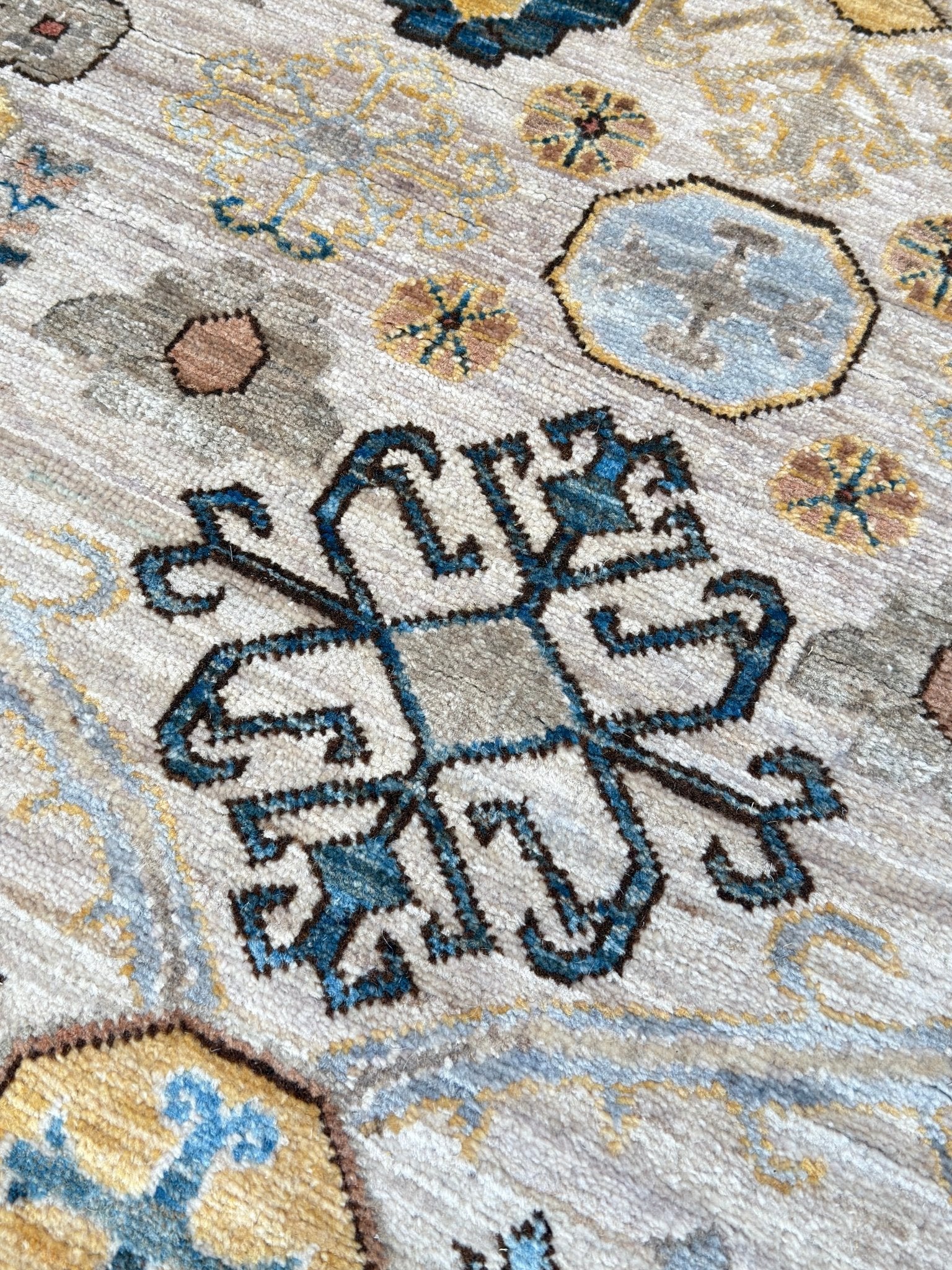 Transitional Mahal 2'8"x9'8" Area Rug