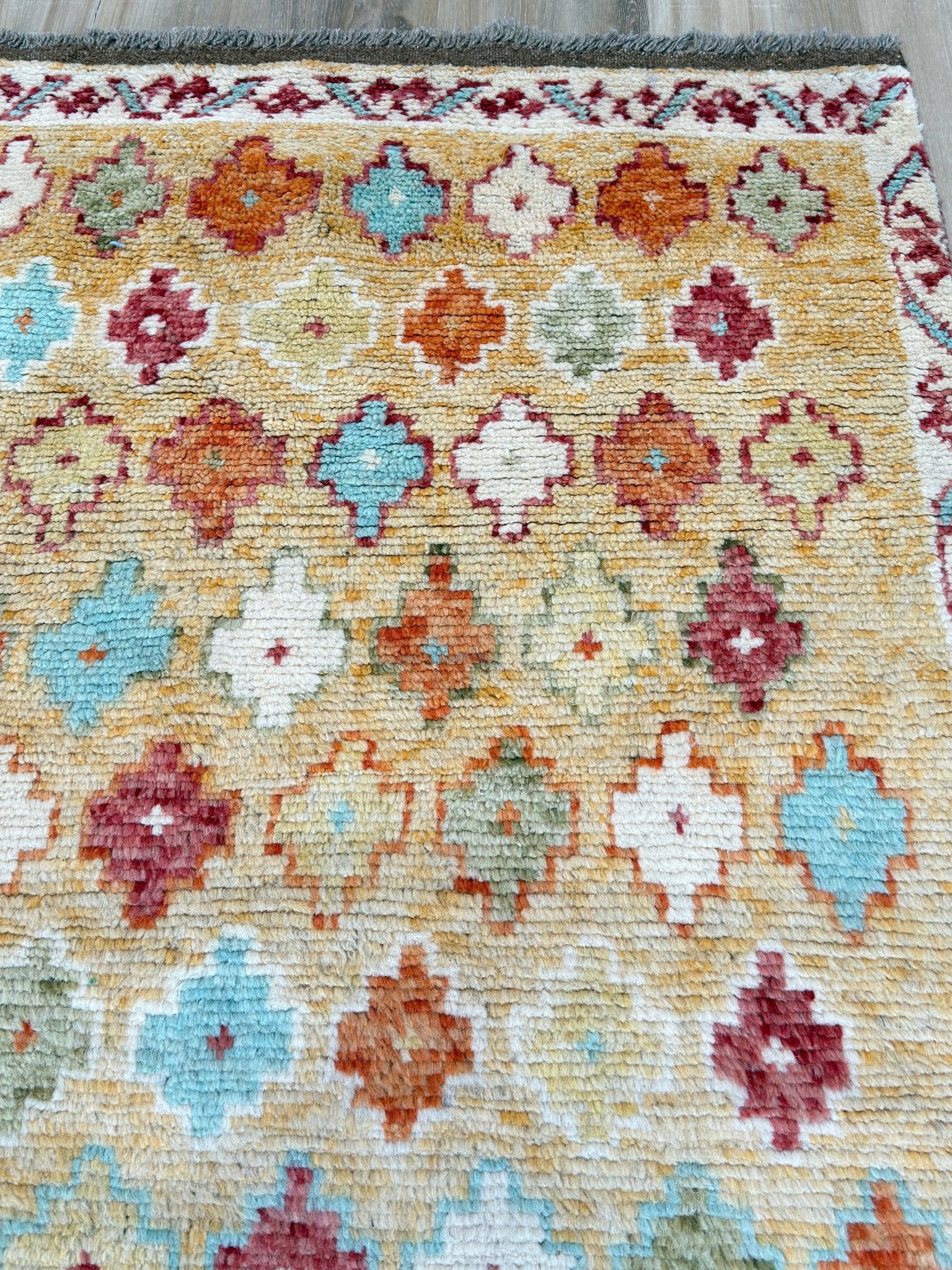 Tribal Style 4'2"x5'11" Area Rug