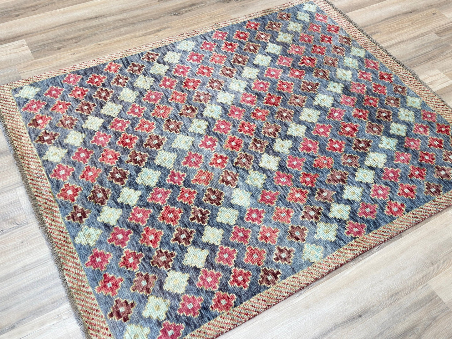 Tribal Style 4'10"x6'5" Area Rug